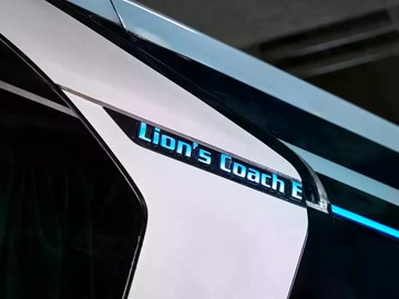 UDRŽITELNÉ CESTOVÁNÍ: PRVNÍ EVROPSKÝ ELEKTRICKÝ ZÁJEZDOVÝ AUTOBUS VYVINUL MAN