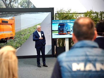 Friedrich Baumann, člen představenstva odpovědný za prodej a zákaznická řešení společnosti MAN Truck & Bus, na tiskové konferenci na veletrhu IFAT.
