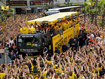 Speciální MAN v barvách Borussie Dortmund (2017).